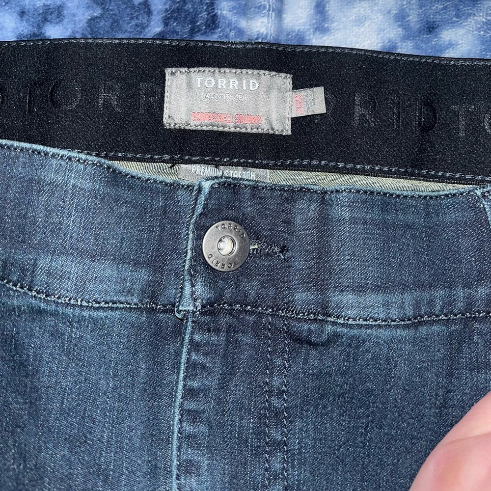 Torrid bombshell skinny jeans. 26R.